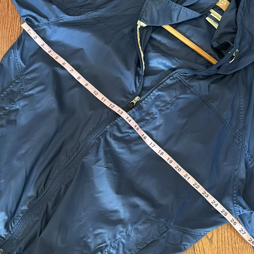 LL BEAN Men’s size XXL Nylon navy blue zip up windbreaker with Roll up hood